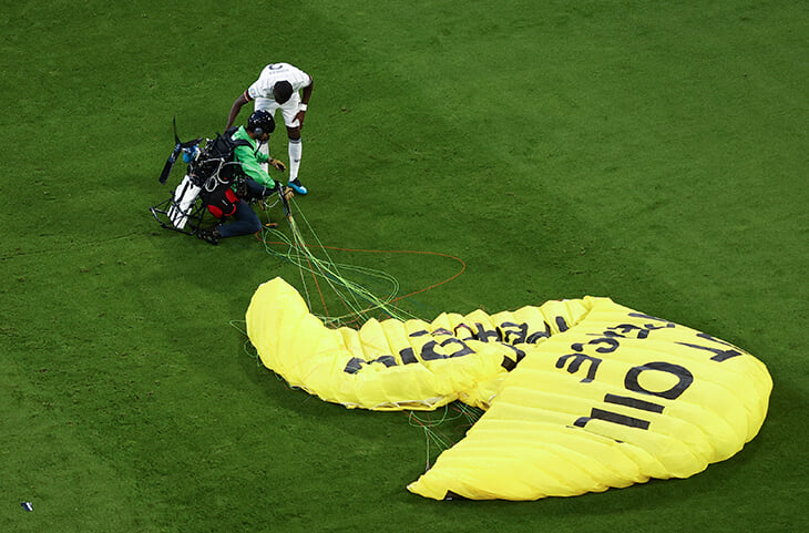 Парашютист приземлился на поле перед матчем Франция – Германия