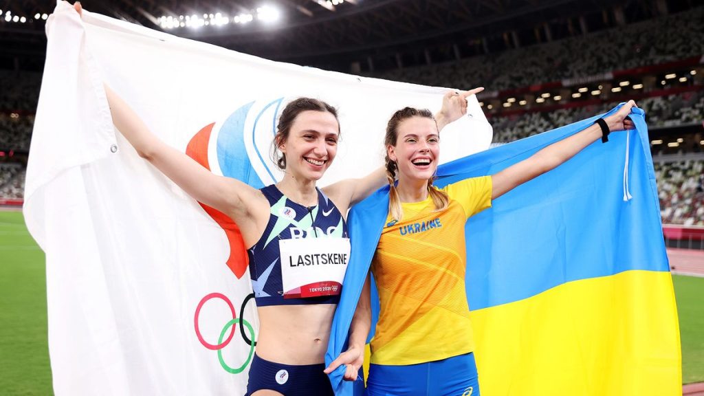 Россиянка Ласицкене и украинка Магучих сделали совместное фото с флагами на Олимпийских играх в Токио