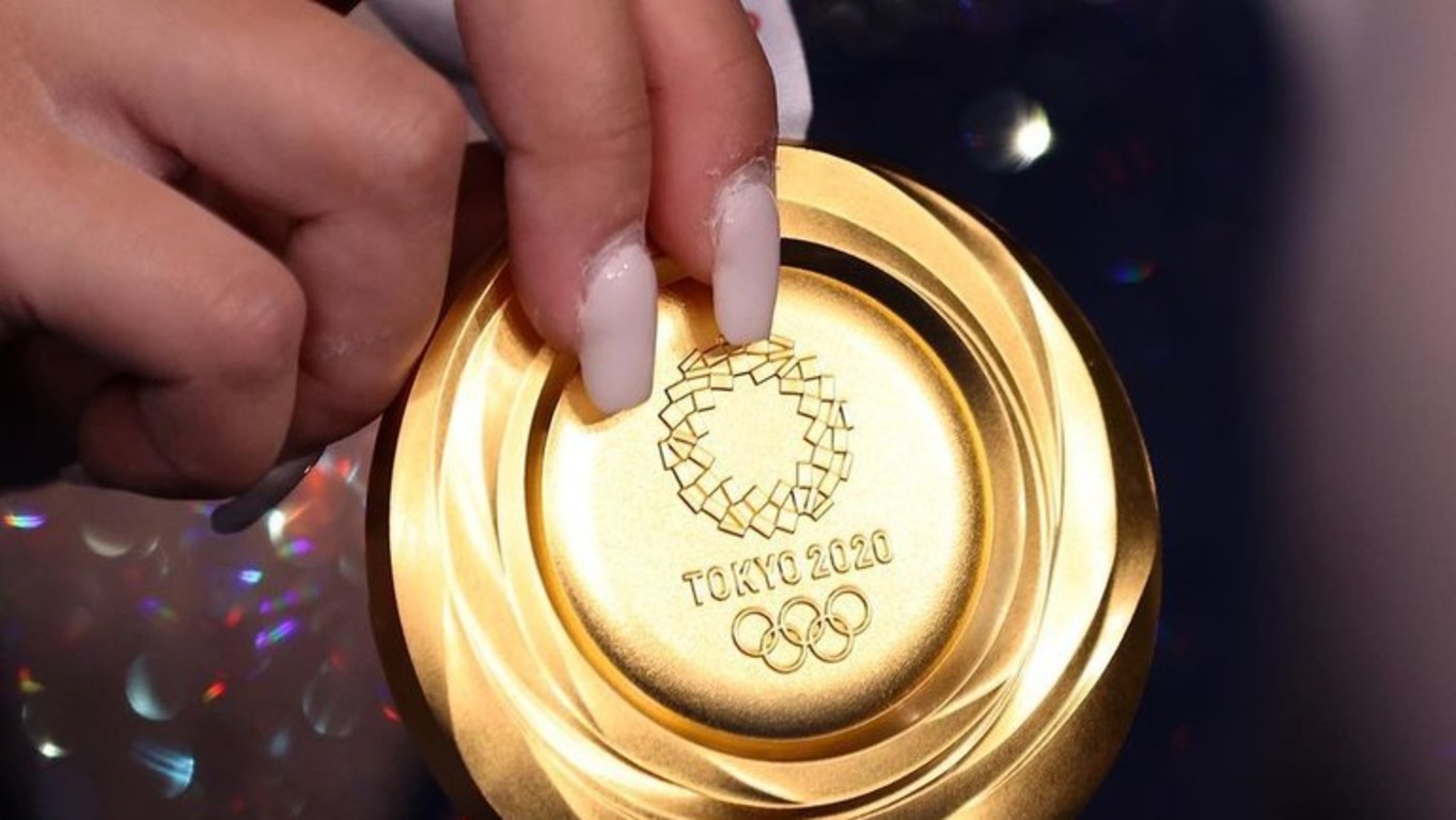 Золотая Олимпийская медаль 2020. Золотая медаль Олимпийских игр Токио. Золотая медаль Токио 2020. Видео олимпиады золото