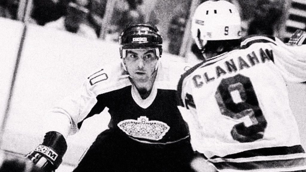 С трибун ему кричали: "Мочи коммуняку!" Как сбежал в НХЛ первый советский хоккеист