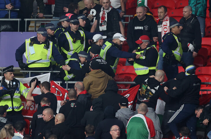 Полицейские применили дубинки против венгерских болельщиков во время матча с Англией
