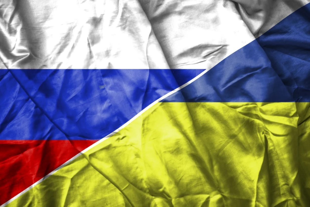 Украинский и российский флаг