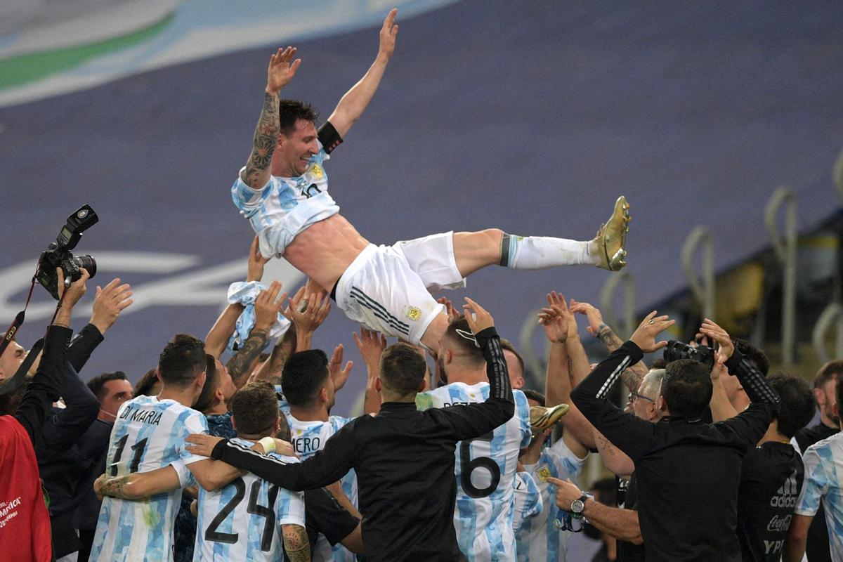 Игроки Аргентины покачали Месси вместо тренера после победы над Италией