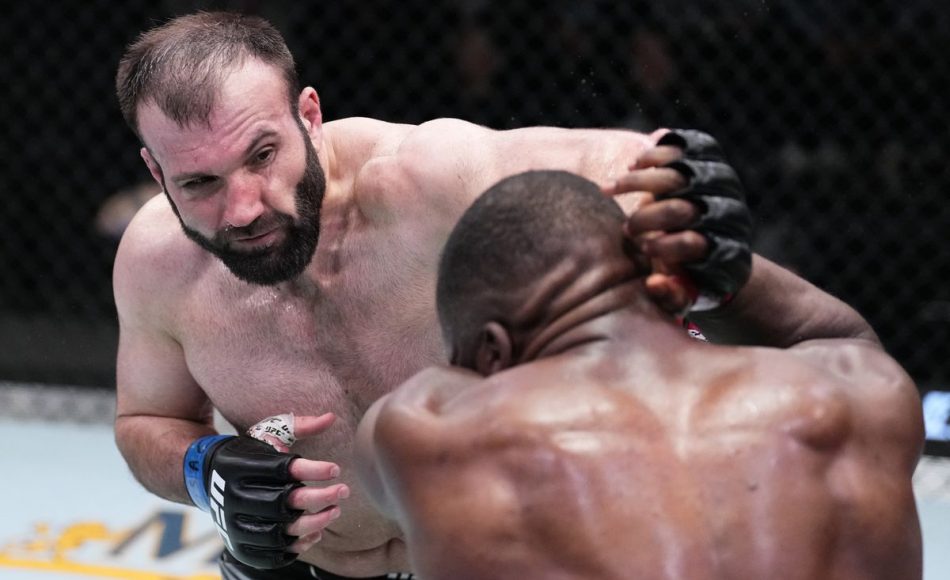 Мурзаканов нокаутировал Кларка на турнире UFC в Сан-Диего.