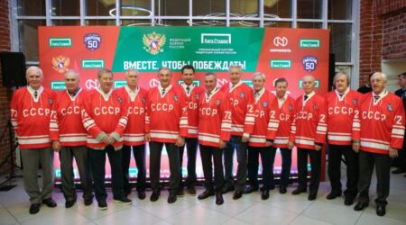 Участники Суперсерии-1972 получили по 300 тысяч рублей от «Лиги Ставок»