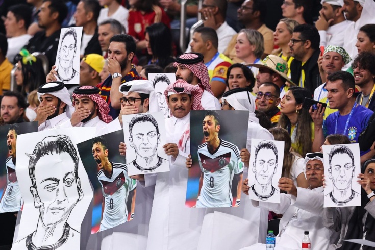 Катарские болельщики ответили на жест сборной Германии с закрытыми ртами (фото)