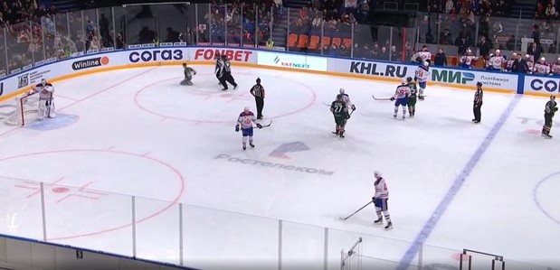 Болельщик выбежал на лед по ходу матча «Ак Барс» — СКА (фото)