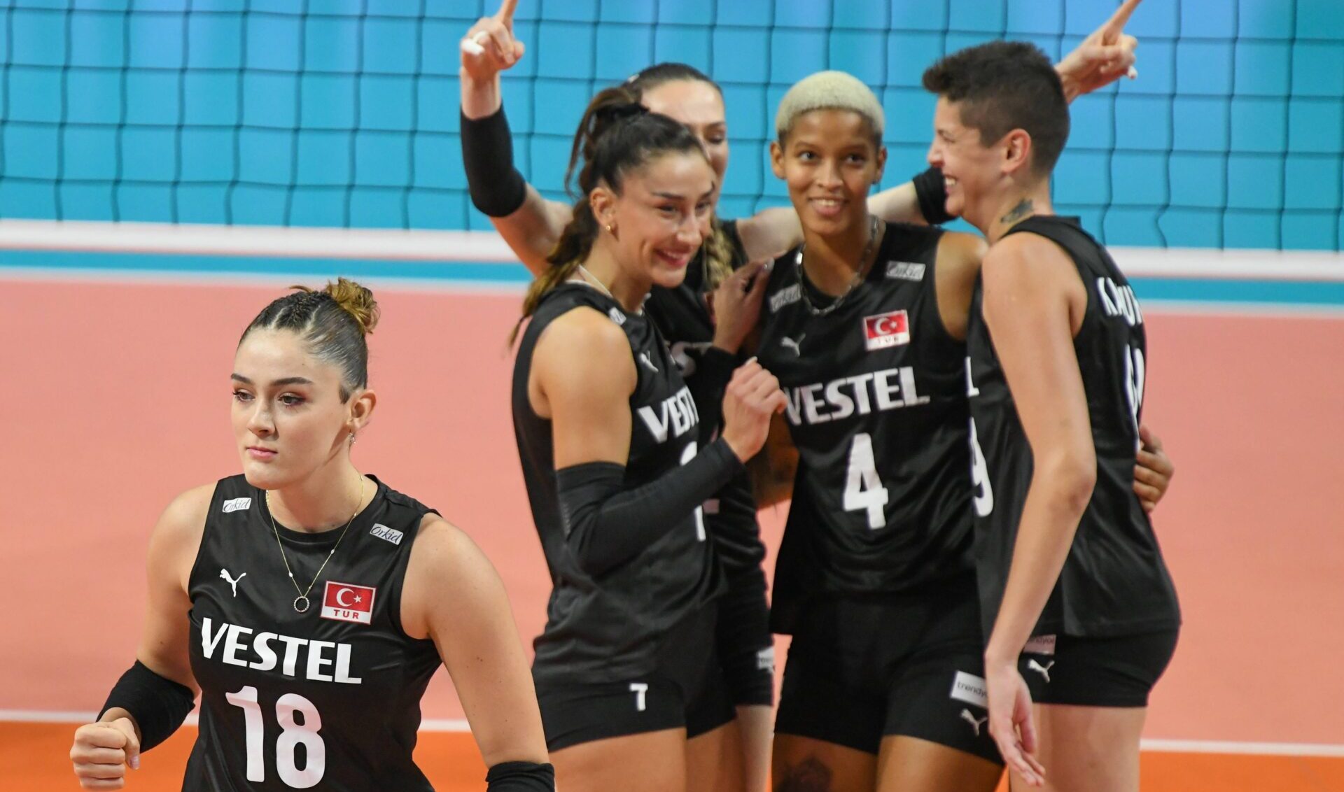 Волейбол женщины чемпионат италии 2023 2024. Волейбол сборная Турции женщины. Женская сборная Турции по волейболу. Турецкая волейболистка. Турецкая команда по волейболу женская.
