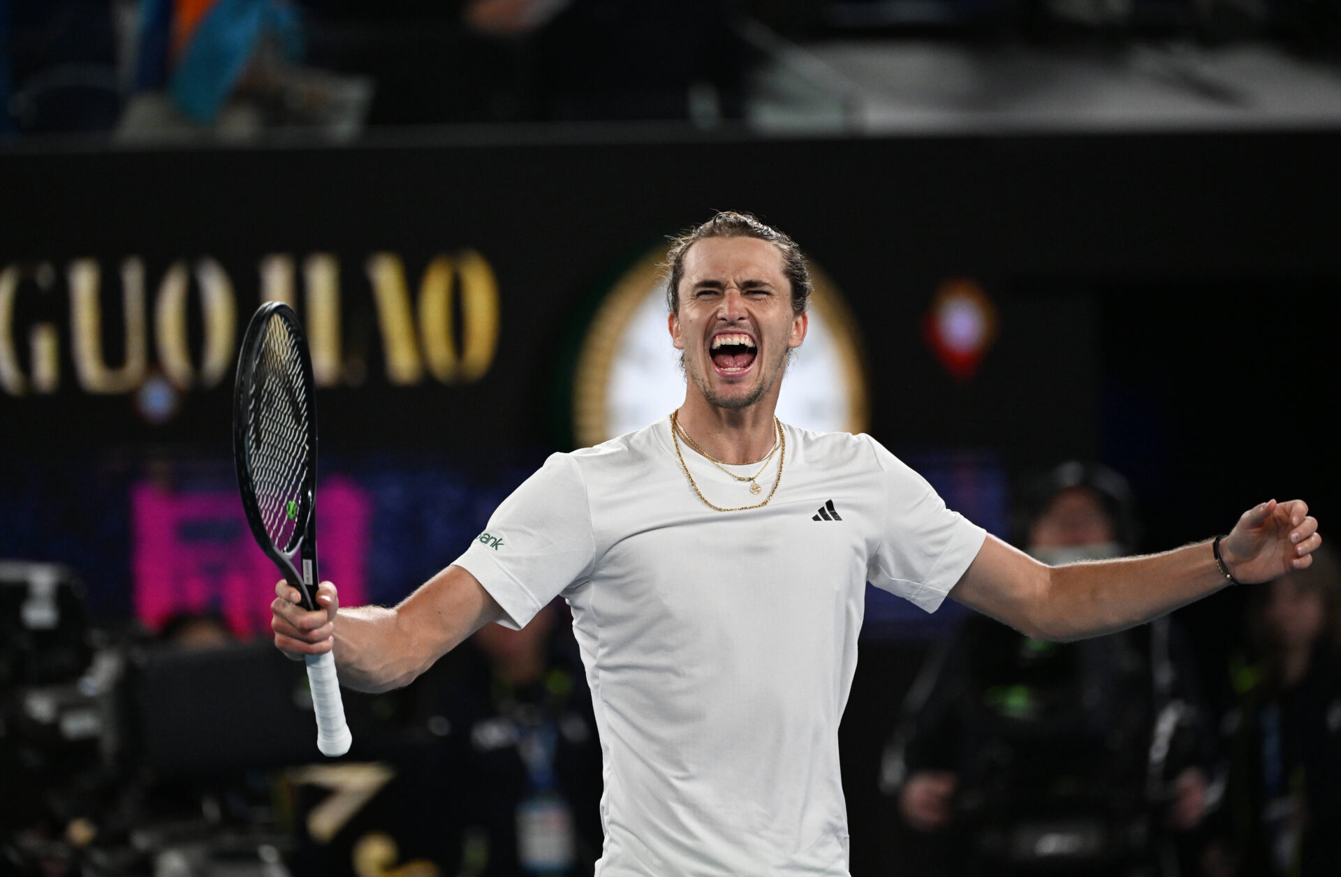 Зверев сенсационно выбил Алькараса с Australian Open и в полуфинале  встретится с Медведевым | ПЛЕЙМЕЙКЕР