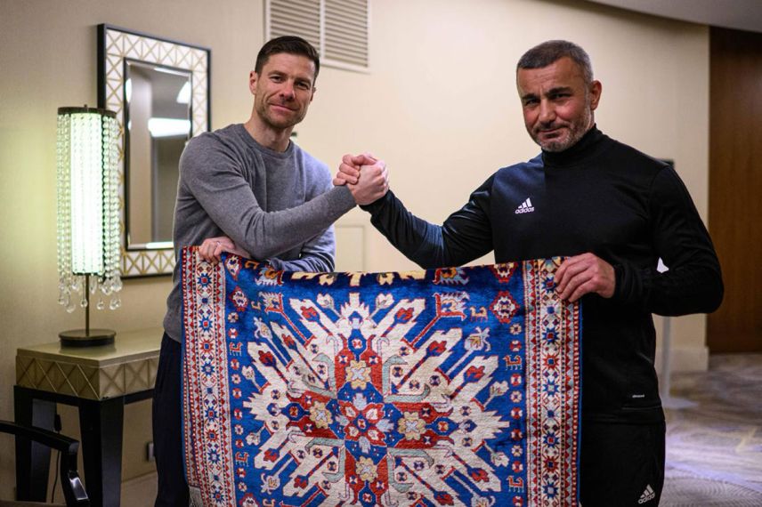 Тренер "Карабаха" подарил Хаби Алонсо азербайджанский ковер (Фото)
